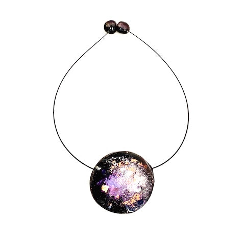 Collier rond en résine noire pailleté de violet, assemblé sur un cable fin noir aimanté.