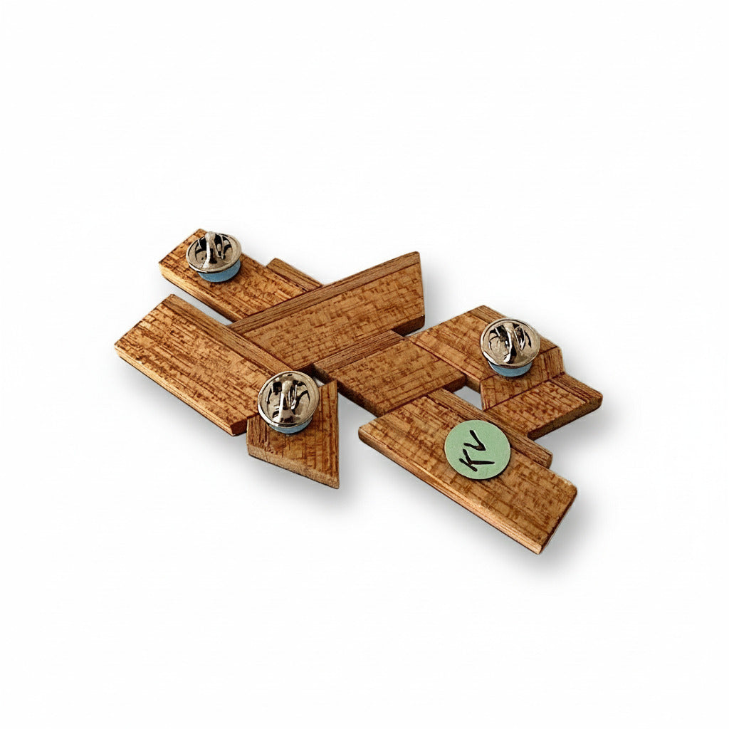 Broche XL en bois et formica vue de dos. Fermoir, fixation avec trois pin's en acier inoxydable. Créée à la main par l’artiste belge Karen Vanmol.