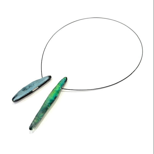 Collier graphique composé de deux éléments allongés en résine irisée verte et bleue. Bijou contemporain léger, réalisé artisanalement avec fermoir aimanté.