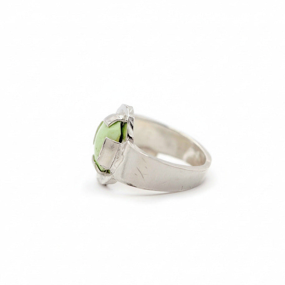 Bague contemporaine en forme de chevalière en argent avec un sertissage fragmenté mettant en valeur un Chrysoprase ovale vert tendre.