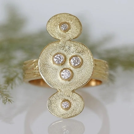 Bague d'inspiration ethnique en or jaune 18 carats sertie de 5 diamants blancs. Bijou ciselé à la main en France.