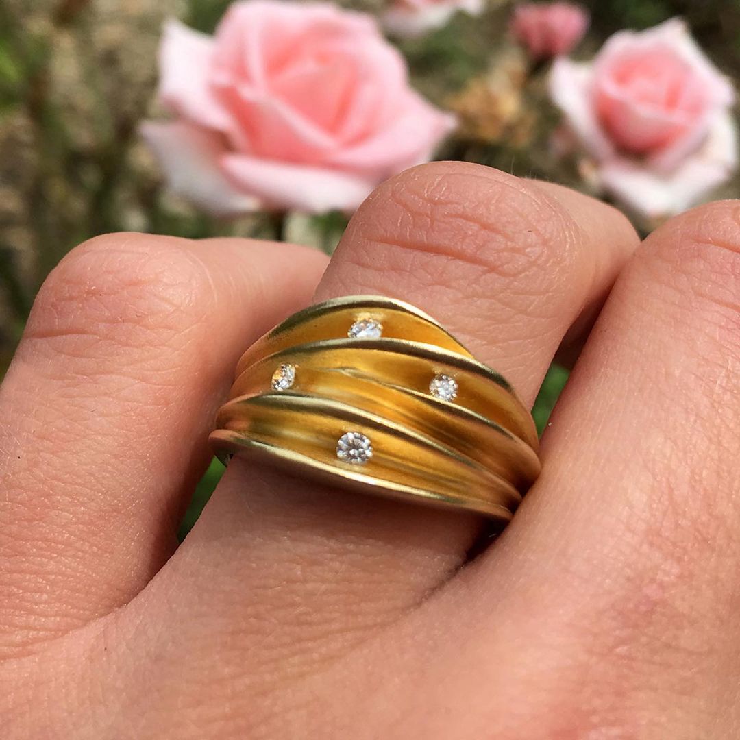 Bague sculpturale en argent, inspirée par la forme du coquillage. L'intérieur est plaqué or 22 carats, 4 diamants sont sertis sous tension dans chaque pli.