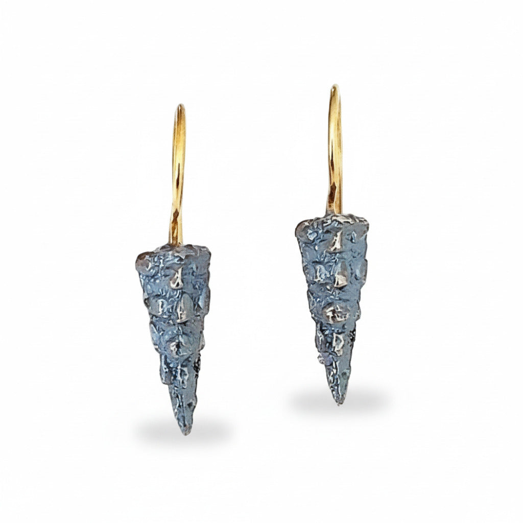 Boucles dormeuses composées d'un petit cône en argent patiné, texturé, présenté sur une tiges en or jaune. Fermeture crocet.