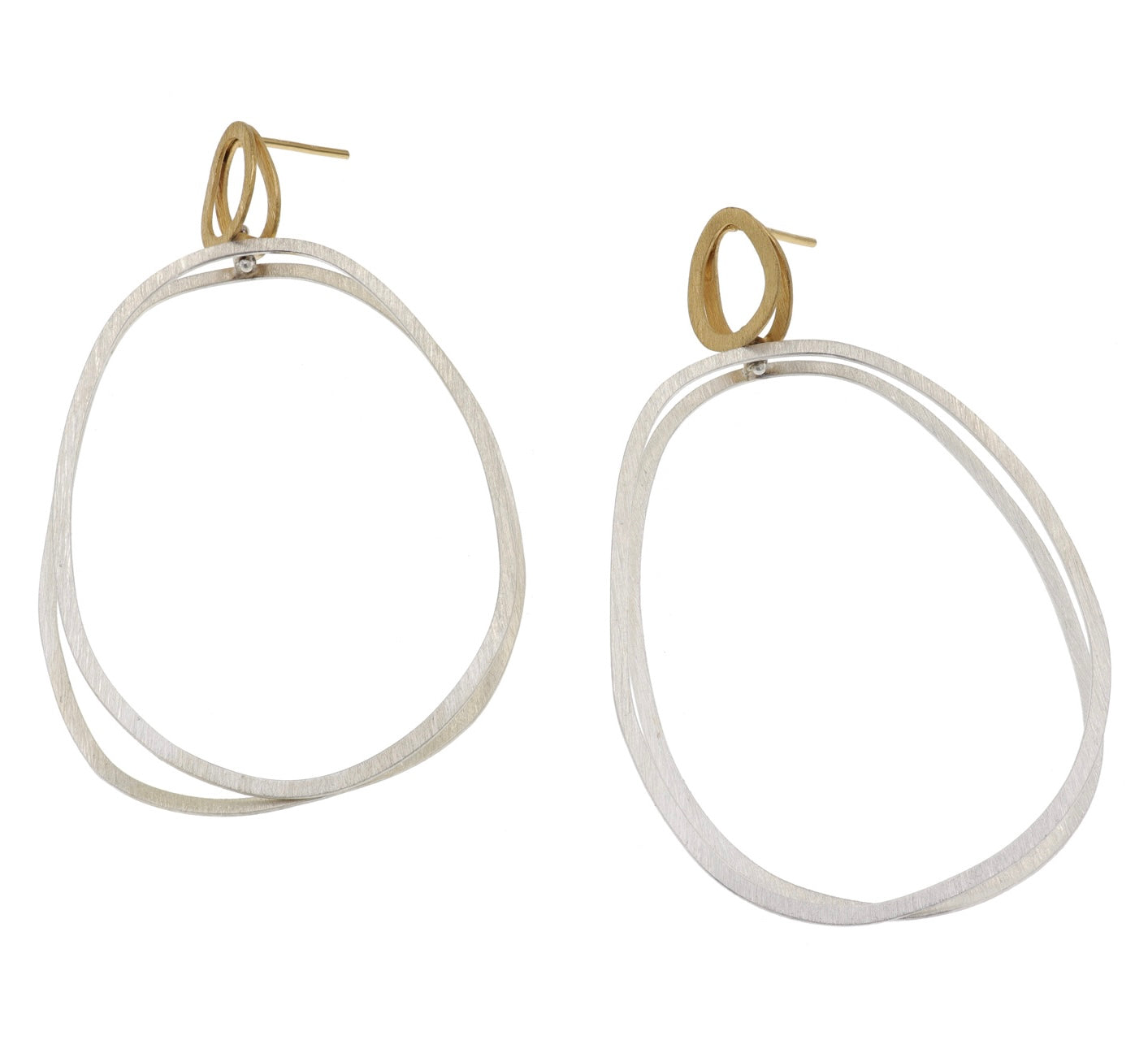 Grandes boucles d'oreilles double ovales en argent reliés sur un clou d'oreille composé de 2 petits ovales en argent doré.