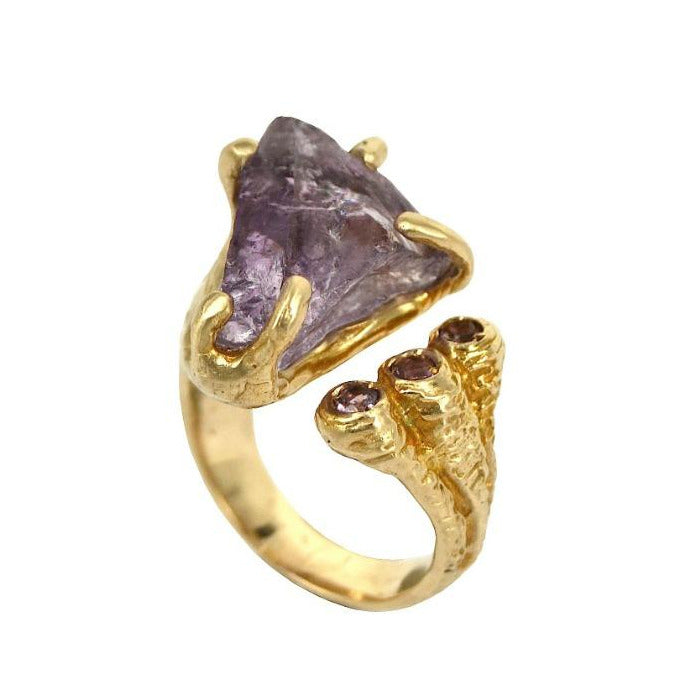 Bague sculpture ouverte en bronze ornée d'une améthyste brute et trois améthystes taillées.