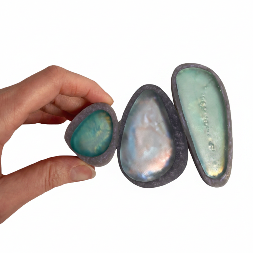 Broche façonnée de 3 éléments en résine irisée dans les tons bleu clair.fermoir aimant