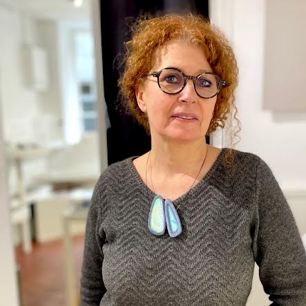 Collier composé de 2 éléments en résine irisée de couleurs gris/bleu assemblés sur cable noir fin et solide.