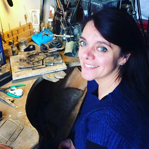 Agnès Dubois créatrice de bijoux contemporains dans son atelier 