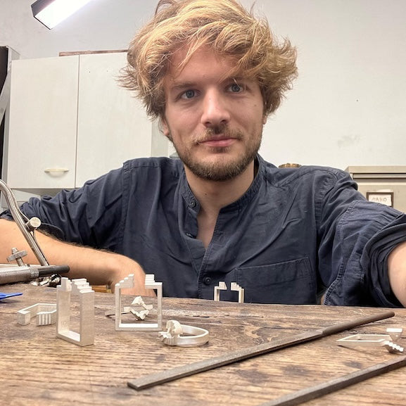 Portrait du créateur Lucien Grandval dans son atelier 