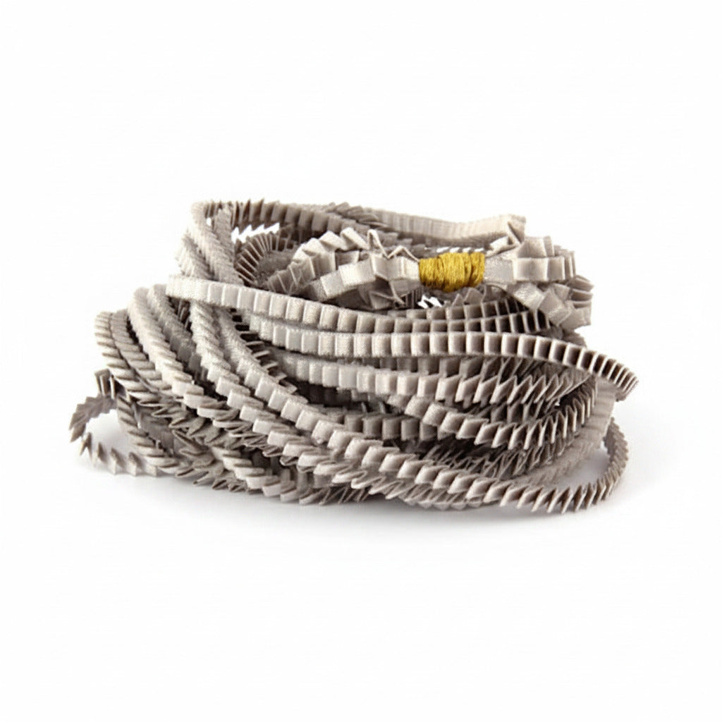 Long collier composé de huit bandes de satin plissé couleur gris argenté reliées les unes aux autres par un lien de coton jaune. 