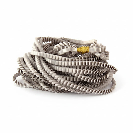 Long collier composé de huit bandes de satin plissé couleur gris argenté reliées les unes aux autres par un lien de coton jaune. 