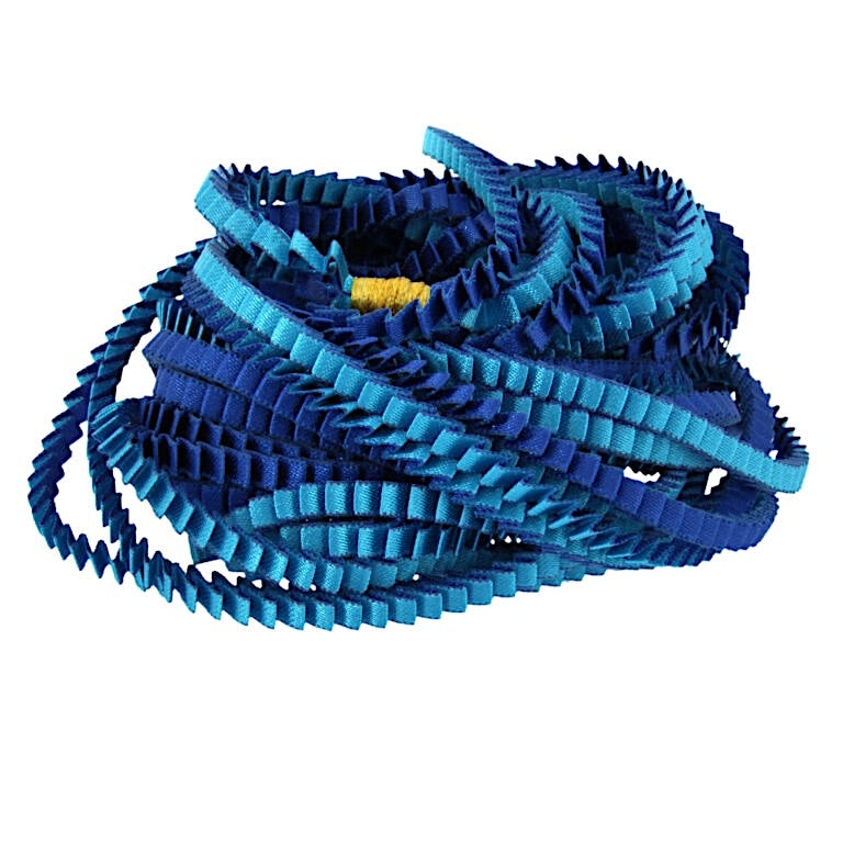 Long collier coloré composé de huit bandes de satin plissé bleu royal,turquoise reliées les unes aux autres par un lien de coton jaune.