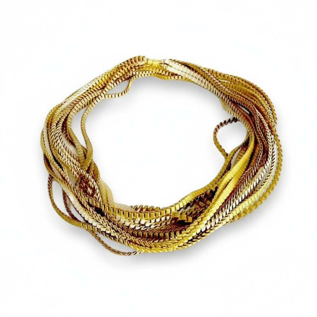 Sautoir de couleur kaki, ivoire et doré composé de huit bandes de trois millimètres de satin plissé reliées les unes aux autres par un lien de coton jaune d'or. Peut être porté long et en double selon vos envies.