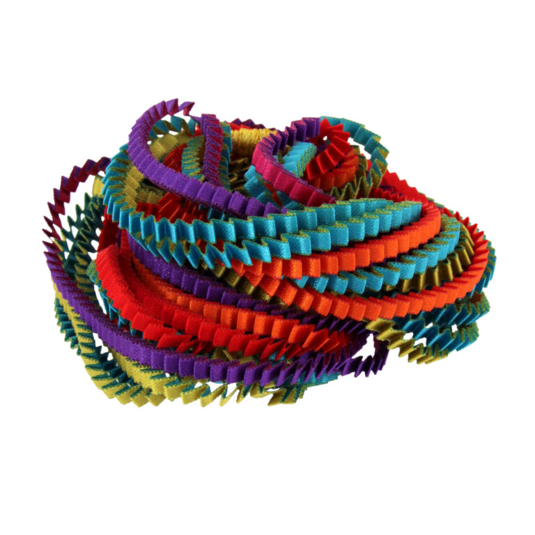 Long sautoir coloré composé de huit bandes de satin plissé turquoise,gold,rouge,orange,violet,fushia reliées les unes aux autres par un lien de coton jaune.