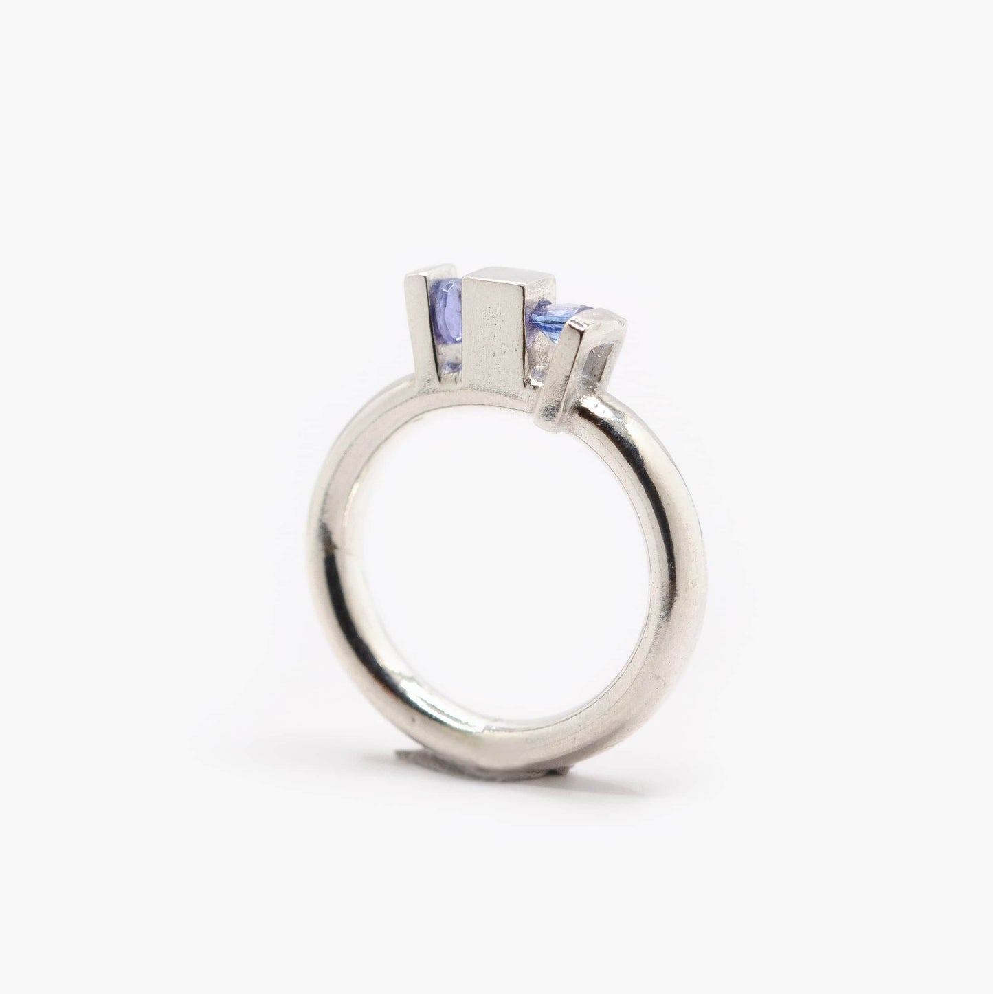 Bague architecturale Skyline en argent forgé, ornée de deux tanzanite bleues serties.