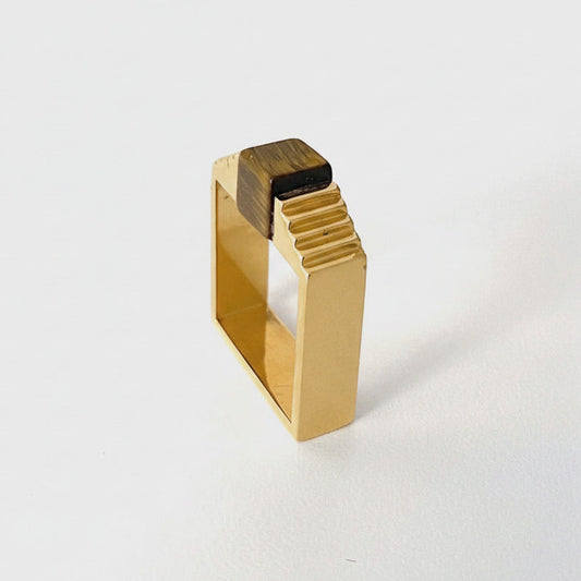 Bague carrée en vermeil avec une pierre oeil de tigre en forme de cube, imbriqué entre deux éléments en formes d'escalier.