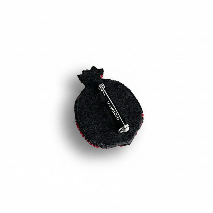 Broche fruit symbole de prospérité, brodée à la main. Détail verso Feutre noire et fermoir épingle. Une fabrication artisanale signée Trovelore.