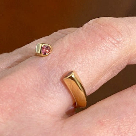 Bague design ouverte en Or jaune 18 carats ornée de 2 Tourmalines roses, tailles poire. Une création élégante et contemporaine signée Thibaut Ricard, créateur chez  Insolite Joaillerie.