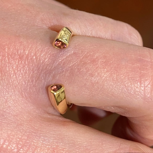 Bague contemporaine ouverte en Or jaune 18 carats ornée de 2 Tourmalines roses, tailles poire. Une création élégante façonné par Thibaut Ricard, créateur chez  Insolite Joaillerie.