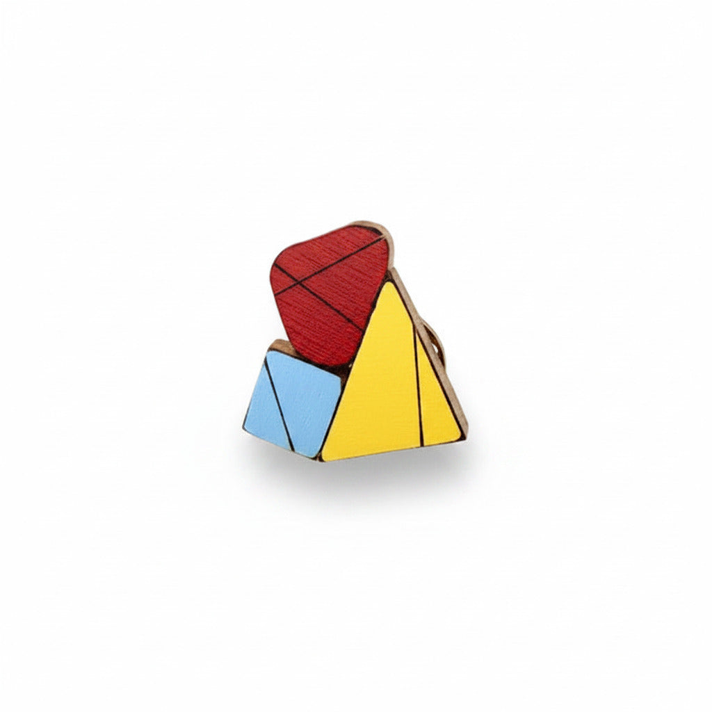 Broche minimaliste tricolore en bois recouvert de formica bordeaux, jaune, bleu clair, fermoir pin’s acier. Modulable vous pouvez la porter de différentes façons.