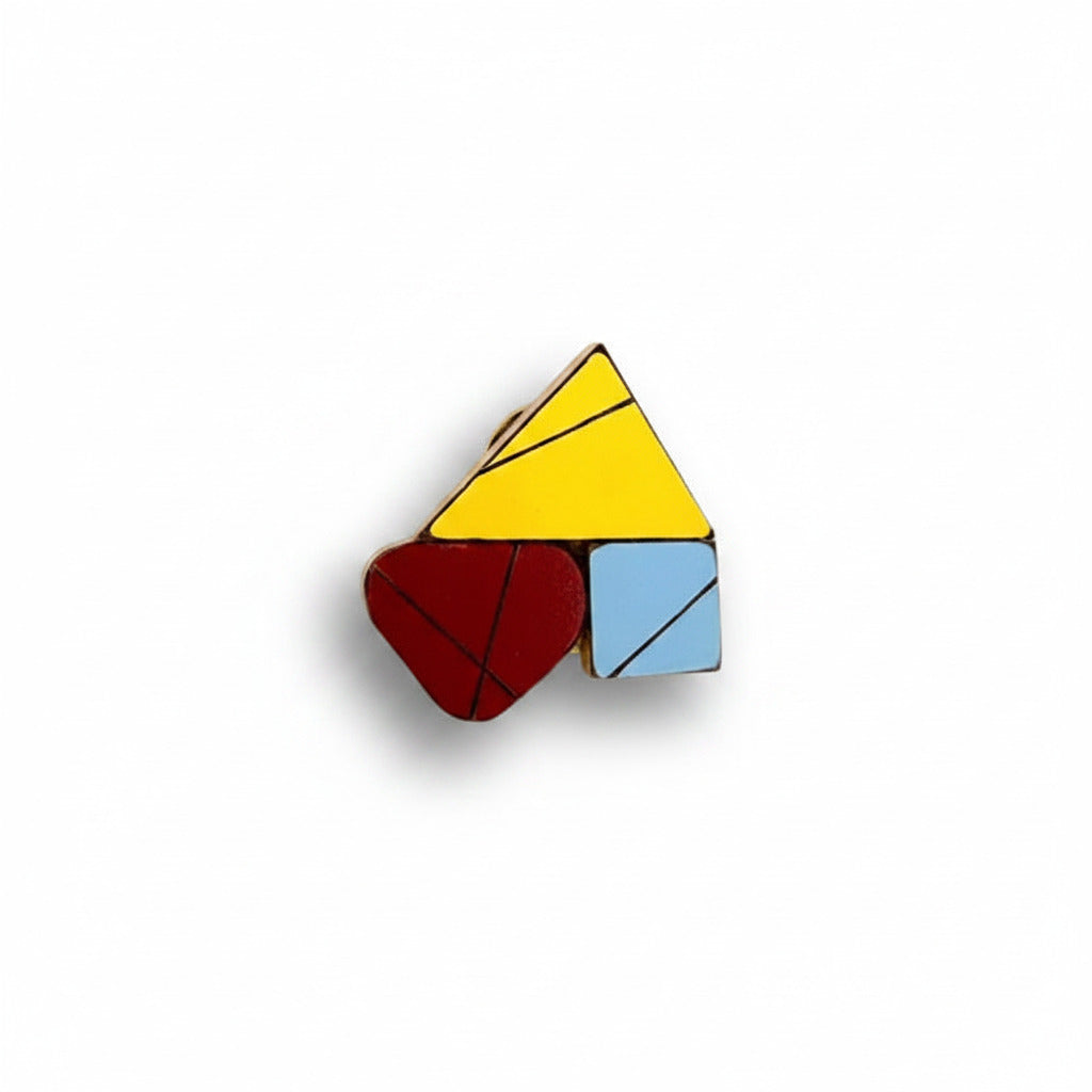 mini broche contemporaine colorée en bois recouvert de formica, jaune, bordeaux et bleu clair délicatement strié.