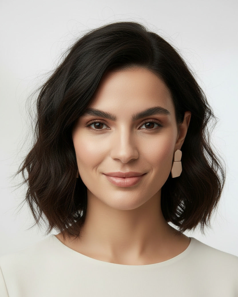 Boucles d'oreilles géométriques et minimalistes en bois et formica rose pâle. Légères et confortables, elles sont façonnées à la main par la créatrice belge Karen Vanmol.