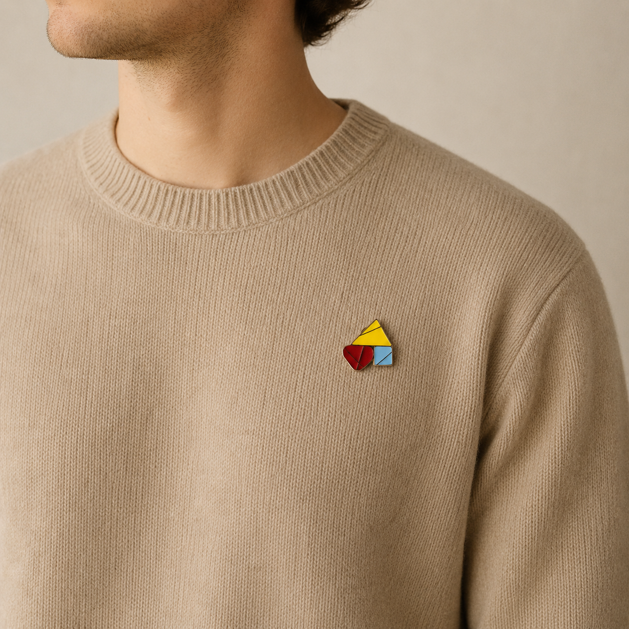 Détail petite broche graphique, création contemporaine en bois et formica avec fermoir pin's en acier. Un bijou unisexe fait main et réalisé en pièce unique par la créatrice belge, Karen Vanmol.