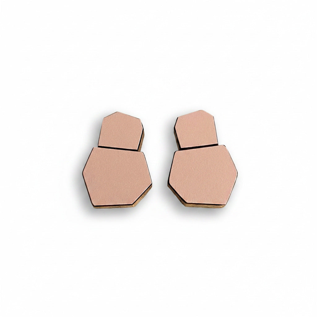 Boucles d'oreilles géométrique en bois et formica rose pâle. Vue de face.