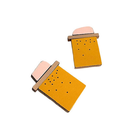 Bijou contemporain, boucles d'oreilles  minimaliste rectangulaire en bois et Formica rose, doré et jaune d'or. Fait main par Karen Vanmol.