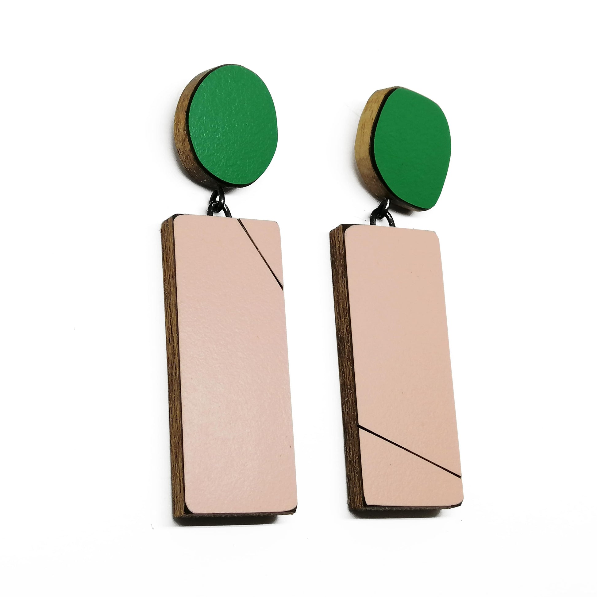 Boucles d'oreilles légères et modernes, composées d'un rectangles rose pâle suspendu à un ovale vert. Fabriquées en bois et formica.