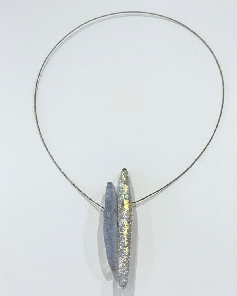 Collier graphique en résine opalescente grise sur câble fin. Bijou contemporain artisanal aux reflets subtils, fabrication française et artisanale.
