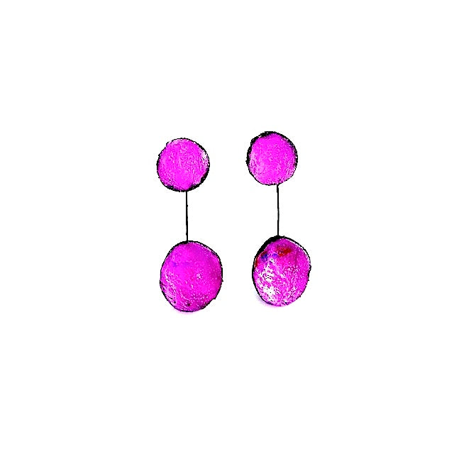 Pendantes d'oreilles en résine rose fuchsia composées de deux sphère en résine texturée et irisée, reliées par un câble noir. Pour oreilles percées. 