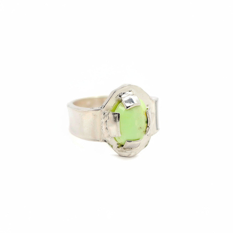 Bague contemporaine en argent avec un sertissage fragmenté mettant en valeur un Chrysoprase ovale vert tendre.