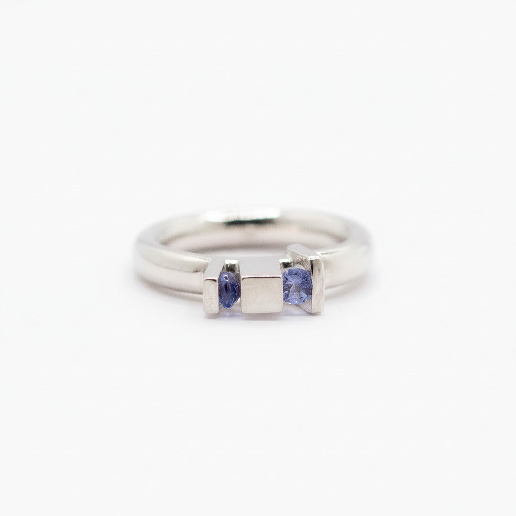 Bague géométrique Skyline en argent forgé, ornée de deux tanzanite bleues sertis dans des volumes architecturaux.