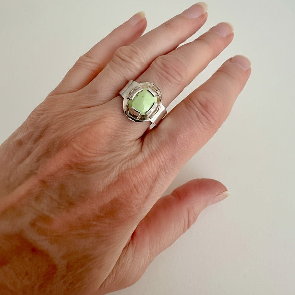 Bague contemporaine  en forme de chevalière en argent avec un sertissage fragmenté mettant en valeur un Chrysoprase ovale vert tendre.