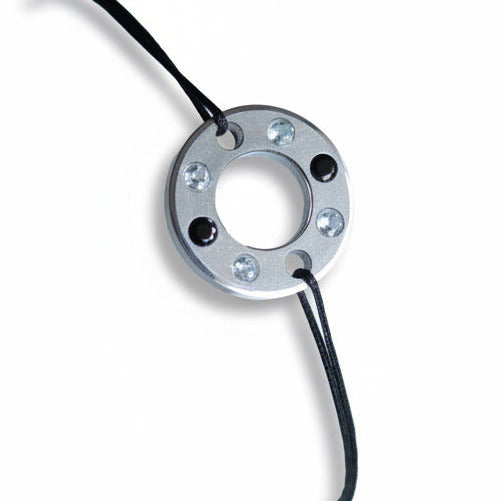 Bracelet Ready-Made composé d'une rondelle en aluminium argenté, sertie de  quatre aigue-marines et deux spinelles noirs. Bracelet design et unisexe présenté sur lien de coton ciré. 