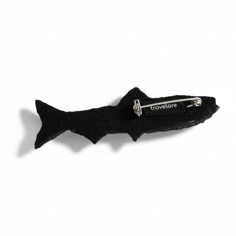 Broche Trovelore Sardine, détail verso, feutre noir et fermoir épingle acier inoxydable.