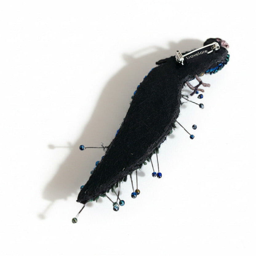 Broche Trovelore Paon, détail verso, feutre noir et fermoir épingle acier inoxydable.
