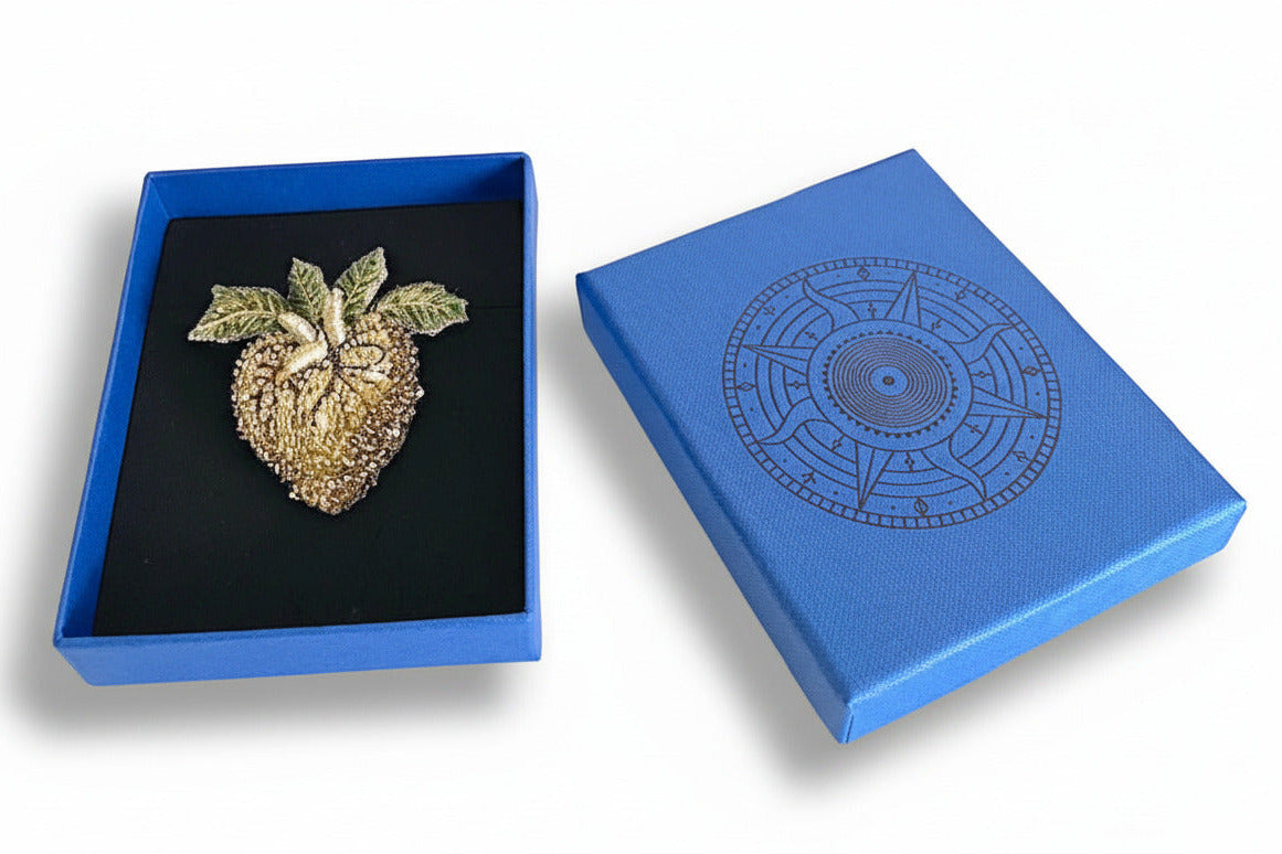 Broche textile brodée main, inspiration nature, symbole amour. Prête à offrir, La broche Cœur de vigne est présentée dans une boîte bleue signée Trovelore. 