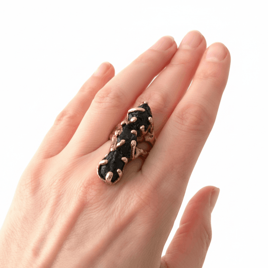 Bague contemporaine en bronze de forme allongée sertie de trois tourmalines noires. Bijou porté.