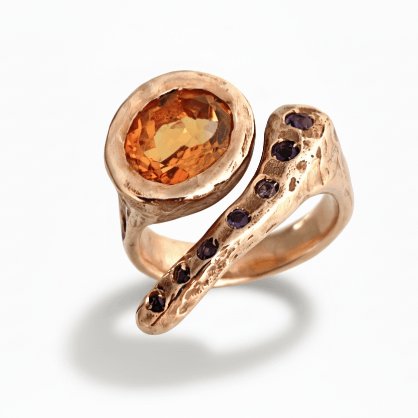 Bague contemporaine ouverte en bronze sertie d'une Citrine ovale facettée et 7 Iolites bleues