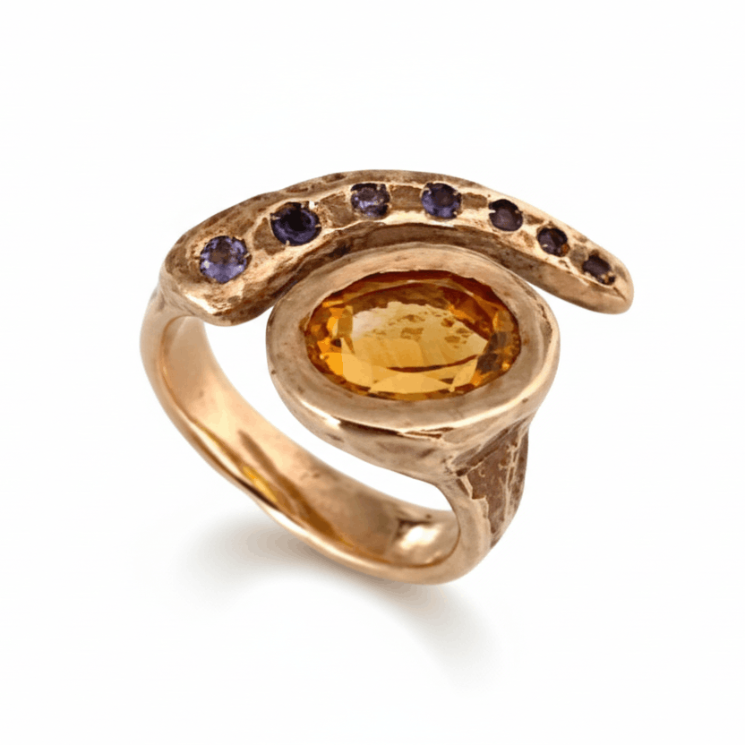 Bague sculptural ouverte en bronze sertie d'une Citrine ovale facettée et 7 Iolites bleues alignées.
