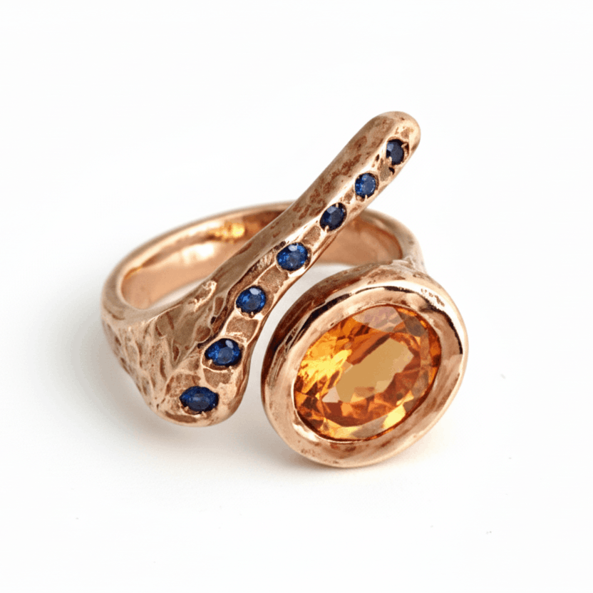 Bague ouverte en bronze sertie d'une Citrine ovale facettée et 7 Iolites bleues