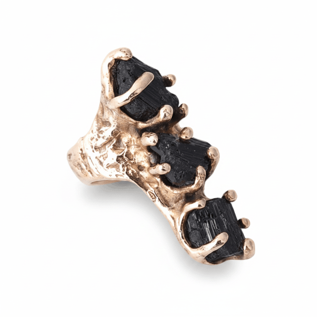 Bague contemporaine en bronze de forme allongée sertie de trois tourmalines noires.