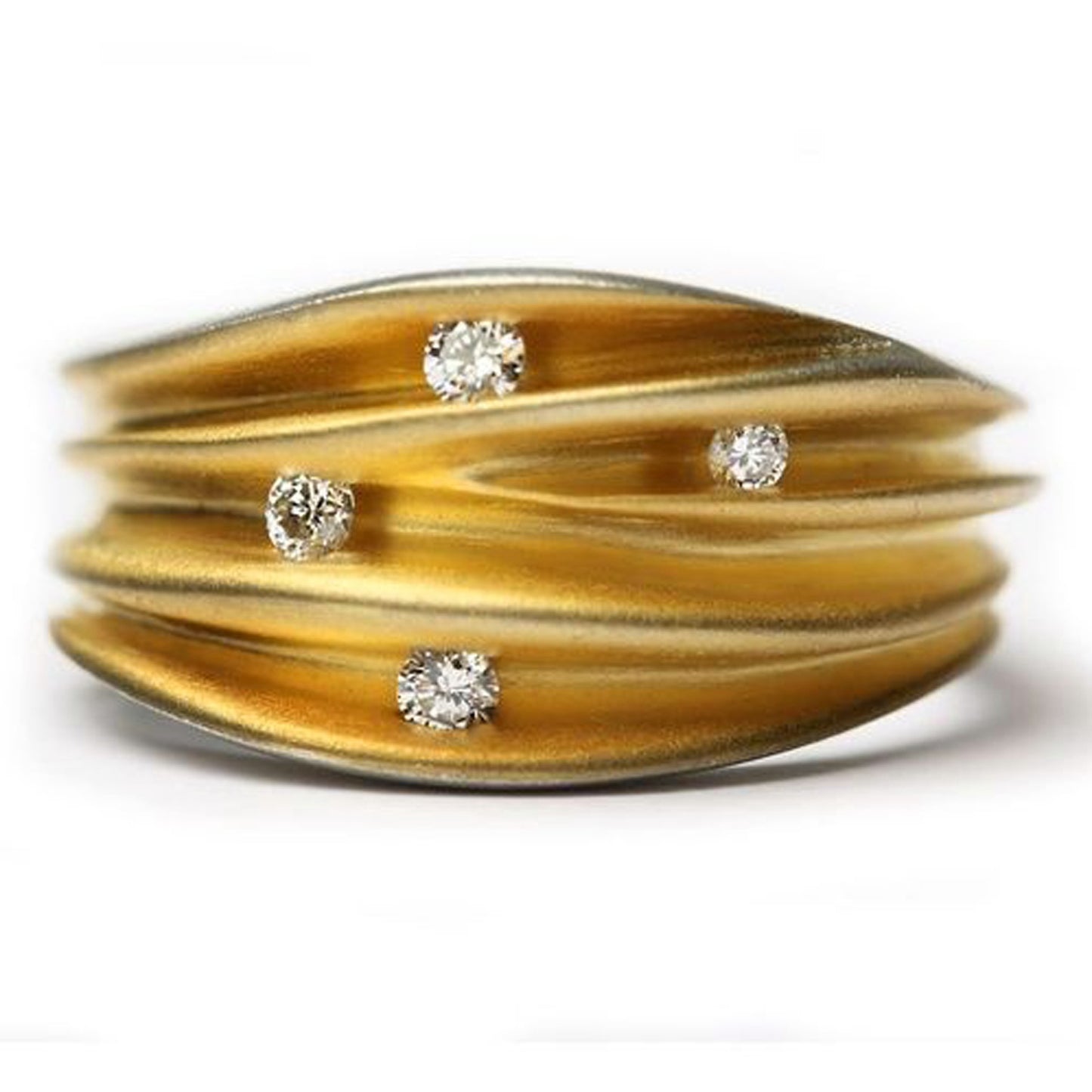 Bague sculpturale en argent, intérieur plaque avec quatre diamants sertis sous tension. Bijou contemporain façonné par Paul Finch, créateur britannique.