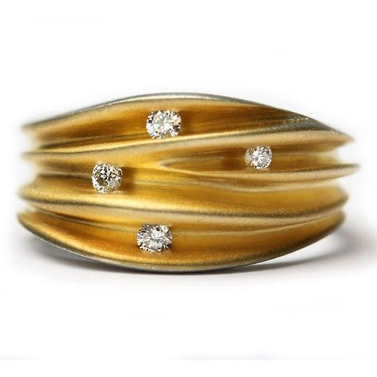 Bague sculpturale en argent, intérieur plaque avec quatre diamants sertis sous tension. Bijou contemporain façonné par Paul Finch, créateur britannique.