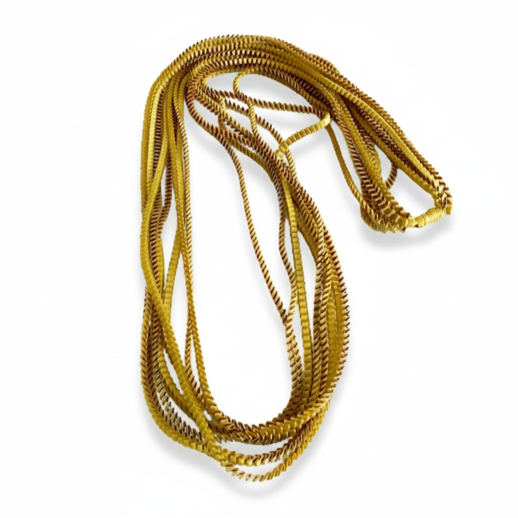Long collier coloré composé de huit bandes de satin plissé gold reliées les unes aux autres par un lien de coton jaune 