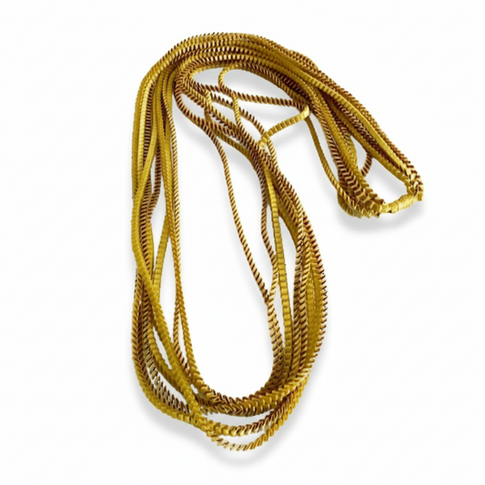 Long collier coloré composé de huit bandes de satin plissé gold reliées les unes aux autres par un lien de coton jaune 