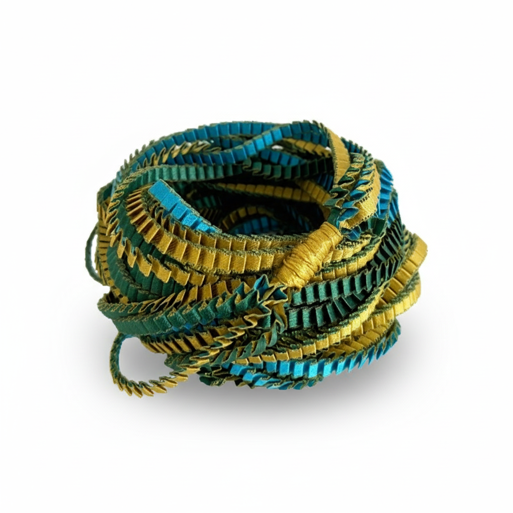 Long sautoir coloré composé de huit bandes de satin plissé vert, gold et turquoise reliées les unes aux autres par un lien de coton jaune