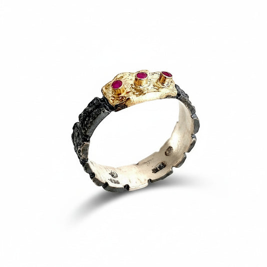 Bague argent patiné,texturé, rehaussé d'or jaune et 3 rubis alignés. 